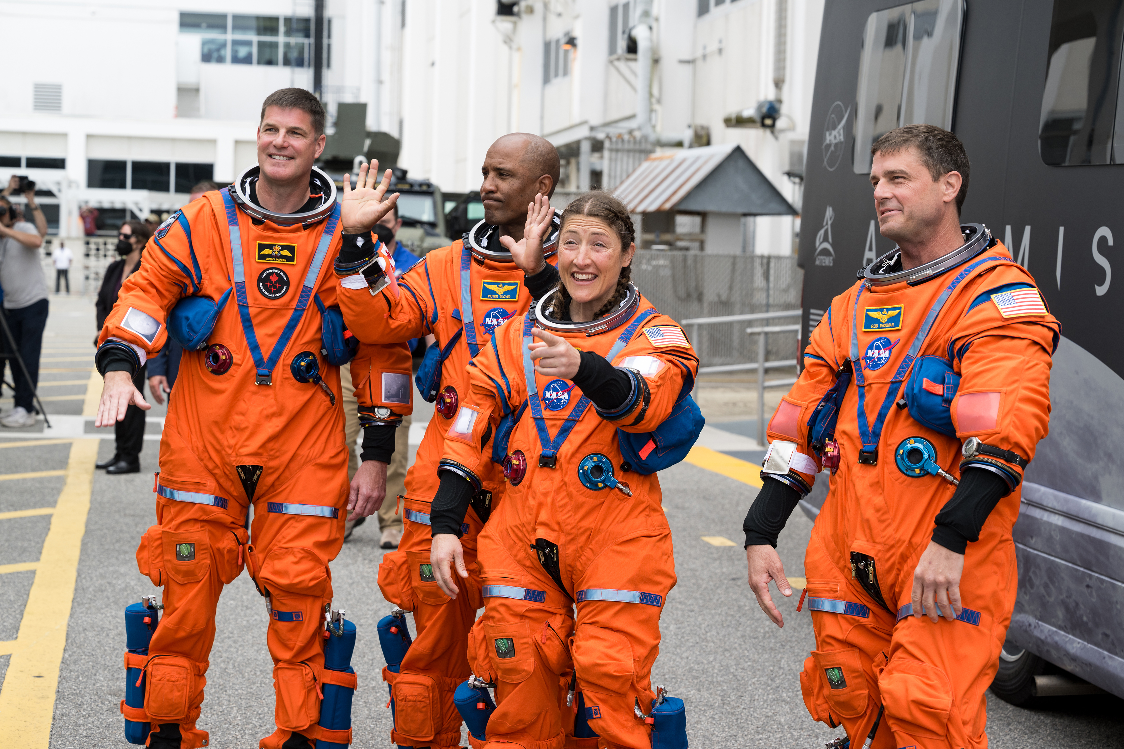 Tripulación de Artemis II antes del lanzamiento, con los X-33 visibles sobre los trajes